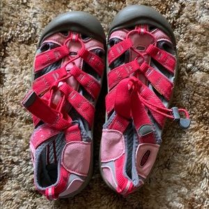 Size 6 Women’s Keen shoes.